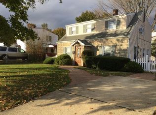 91 Hill Ln, Levittown, NY 11756