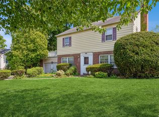 199 Charles St, Williston Park, NY 11596