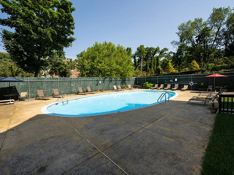 Upsal Gardens Apartments- Beautiful historical building with breathtaking charm! — Photo 14