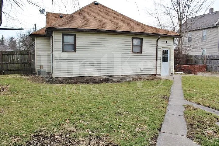 304 E 4th St — Photo 18