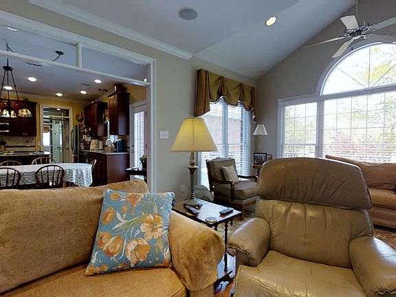 4th image of 110 Barclay Ct