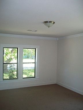 4th image of 405 W Crockett St