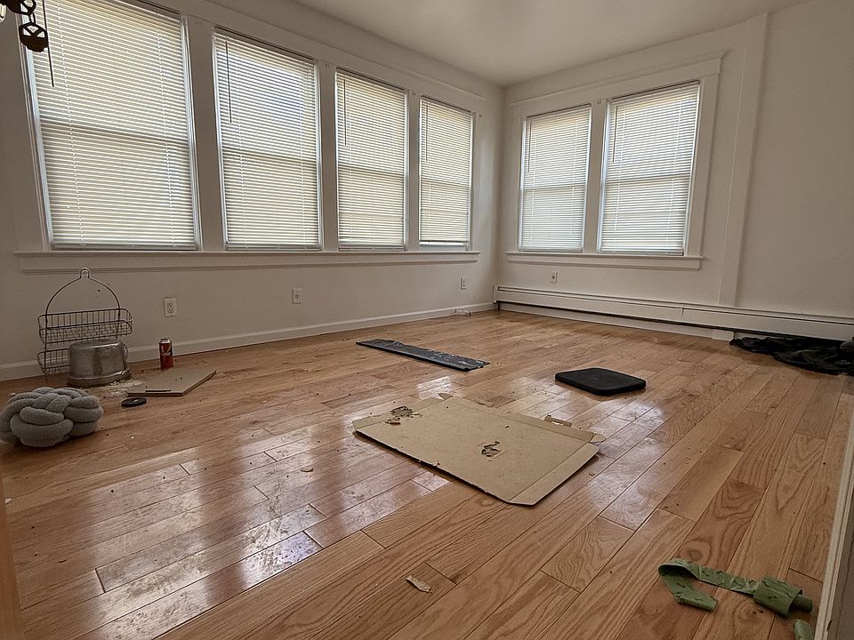 1st image of 190 Burbank Ave Floor 1