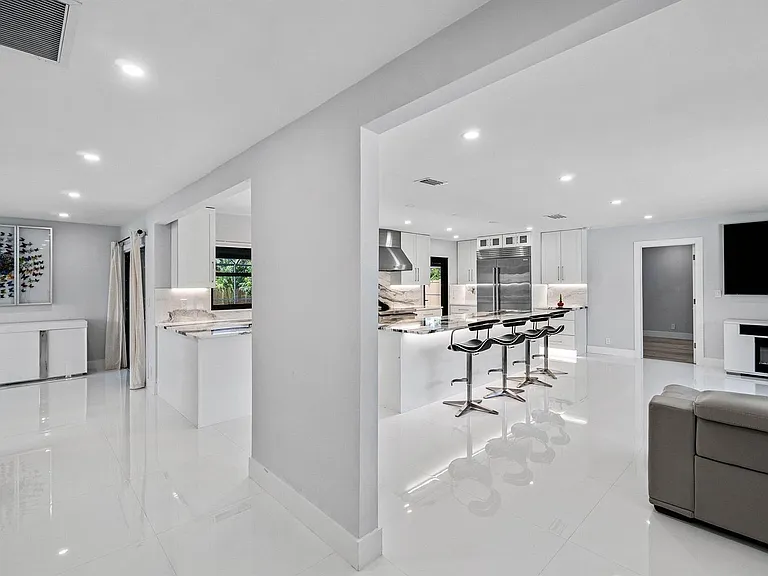 820 SW 16th St — Photo 5
