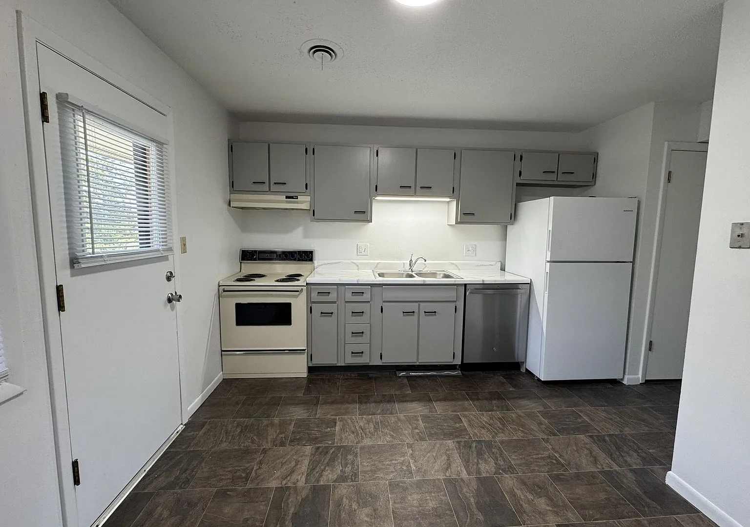 1007 - 1009 Parkway Drive — Photo 2