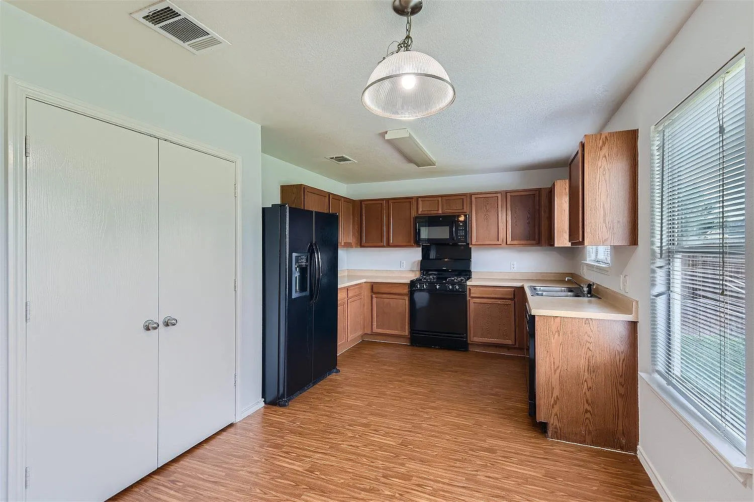 4 bed, 3.0 bath, 2420 sqft, $1,900 — Photo 3