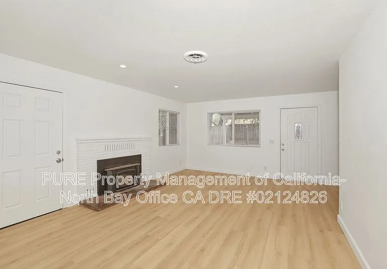 1040 S Cloverdale Blvd — Photo 3
