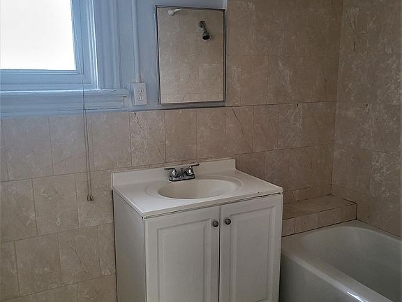4th image of 604 Woodlawn Ave #2