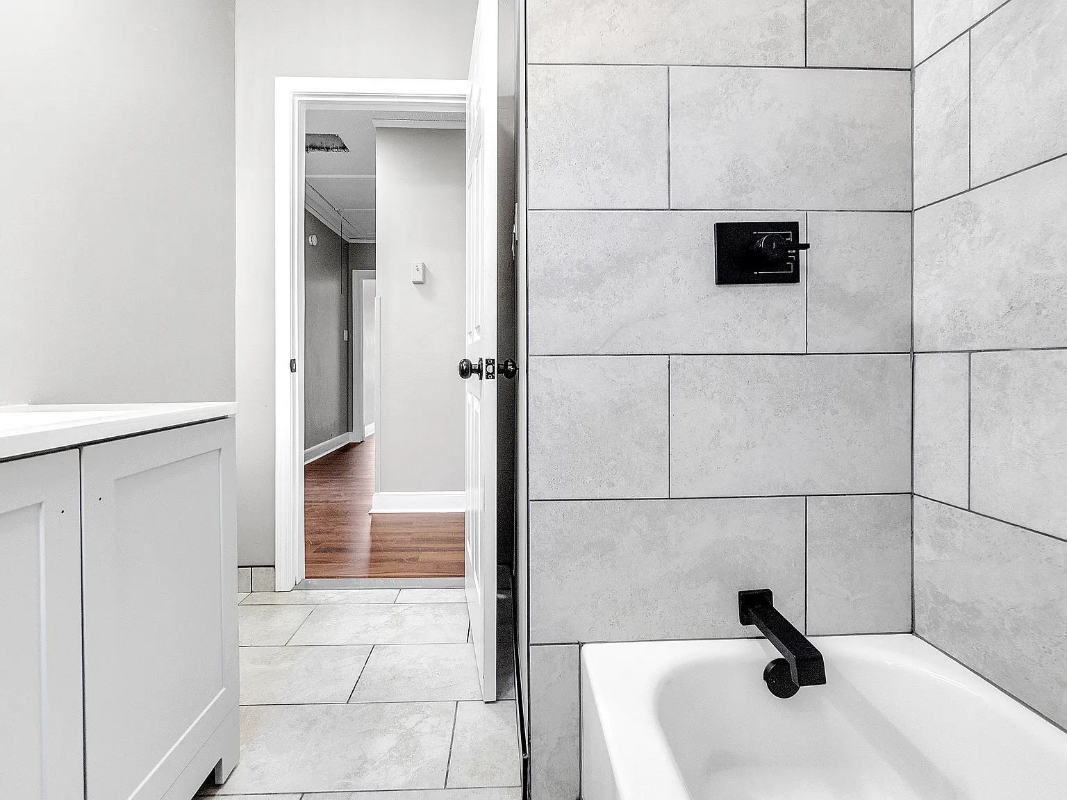 4 bed, 1.5 bath, 1400 sqft, $1,598 — Photo 3