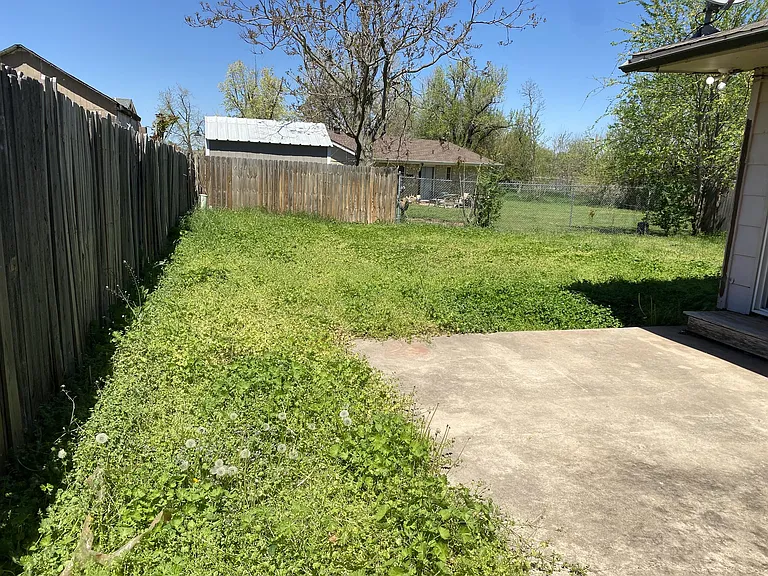 429 E Hillcrest Ln — Photo 24