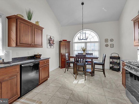 3rd image of 61 Regina Dr