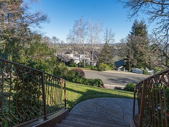 3rd image of 717 Knight Ln