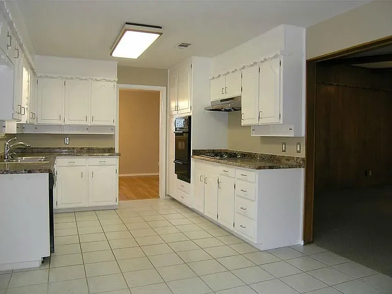 5008 Fall River Dr — Photo 5