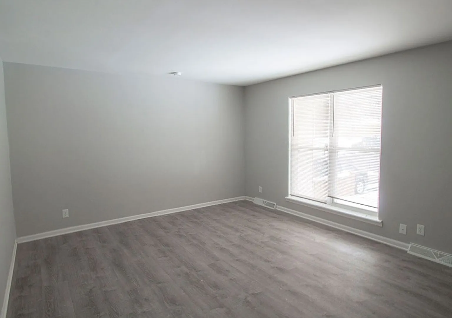 3 Bedroom, 1.5 Bath Duplex — Photo 3