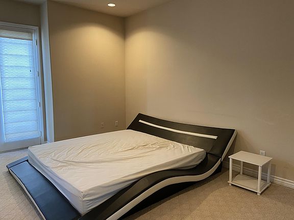 3rd image of 431 N Los Robles Ave Unit 3