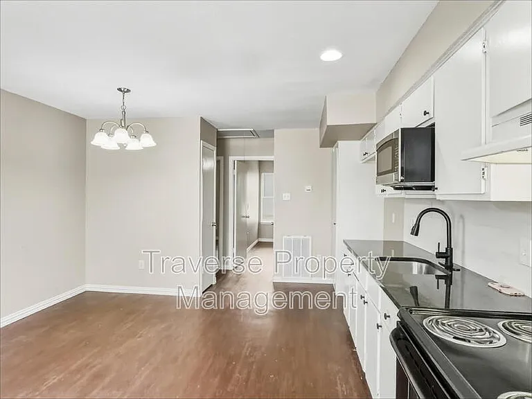 1215 Lowe St — Photo 9