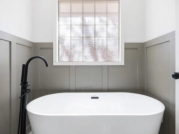 1225 NE Kenwood Dr, Lees Summit, MO 64064