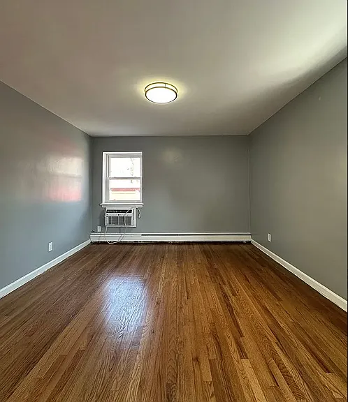 138 E 7th St #7 — Photo 6