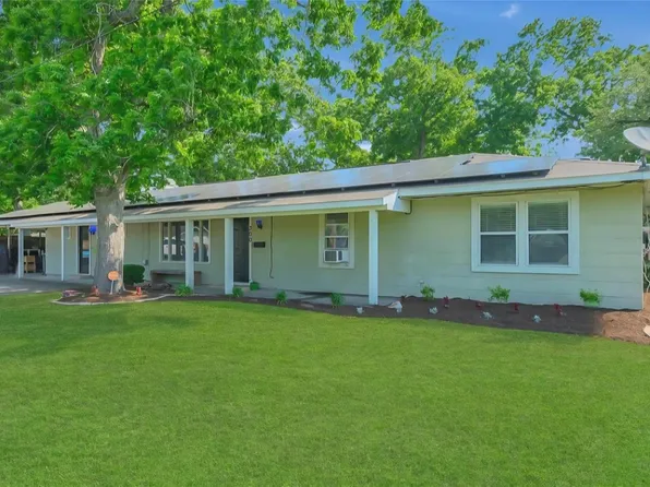 300 N Market St, Louise, TX 77455