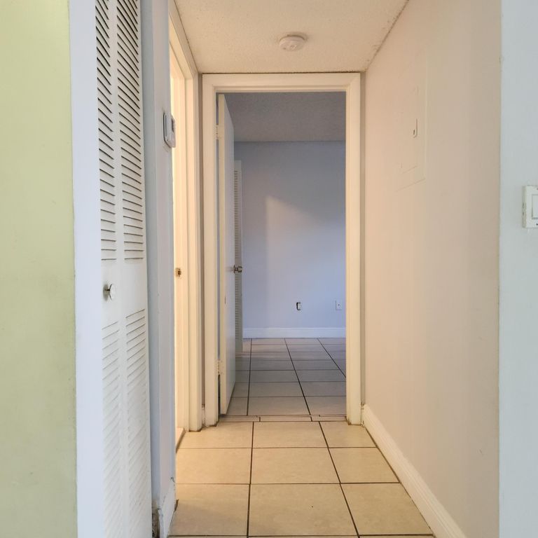 1227 SW 46th Ave APT 305, photo 8