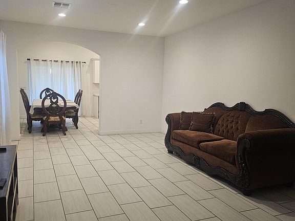 4th image of 3021 W ALMERIA Road