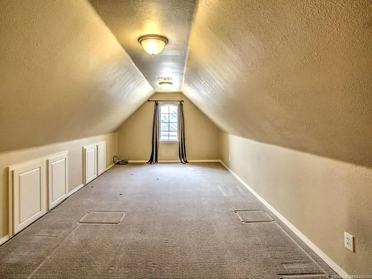 515 N Douglas St W — Photo 21