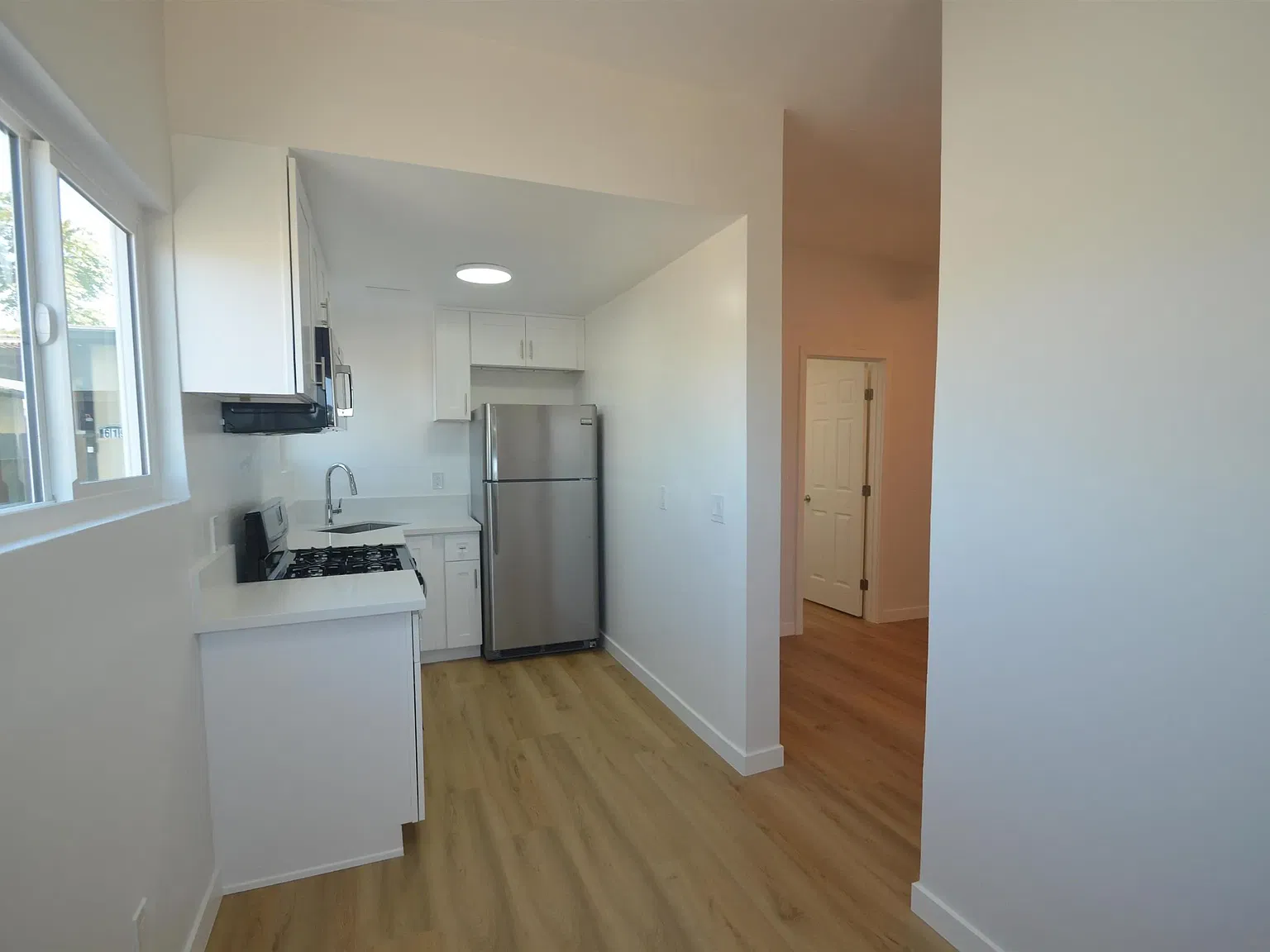 1 bed, 1.0 bath, 650 sqft, $2,000 — Photo 2
