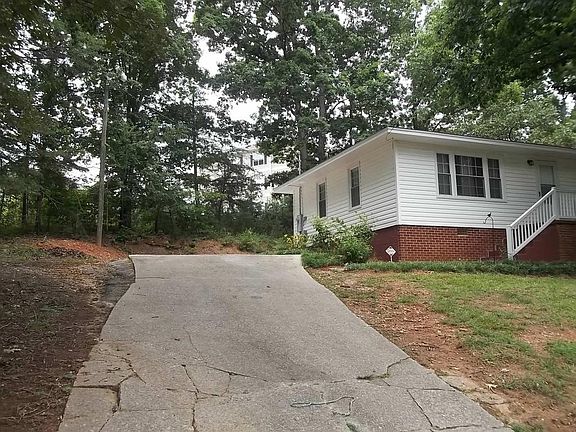 3rd image of 1420 Douglas Dr #0