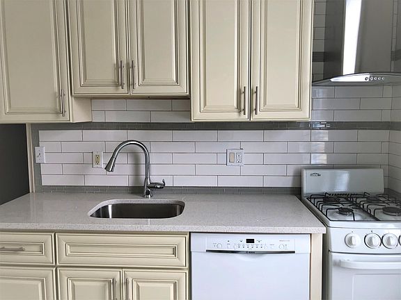 3rd image of 529 Dickinson St #1-6