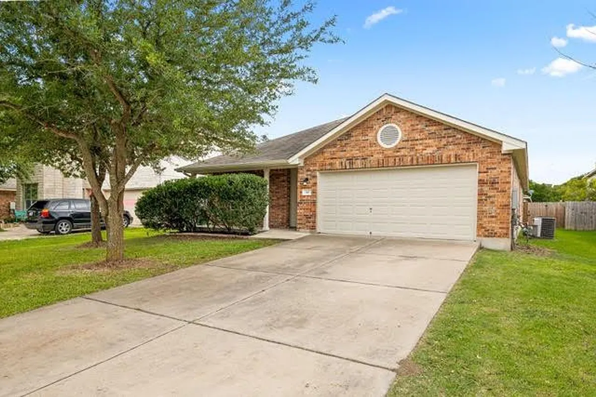 Building Photo - 340 Carriage Way