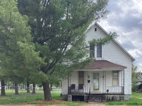 620 E Walnut St, Canton, IL 61520