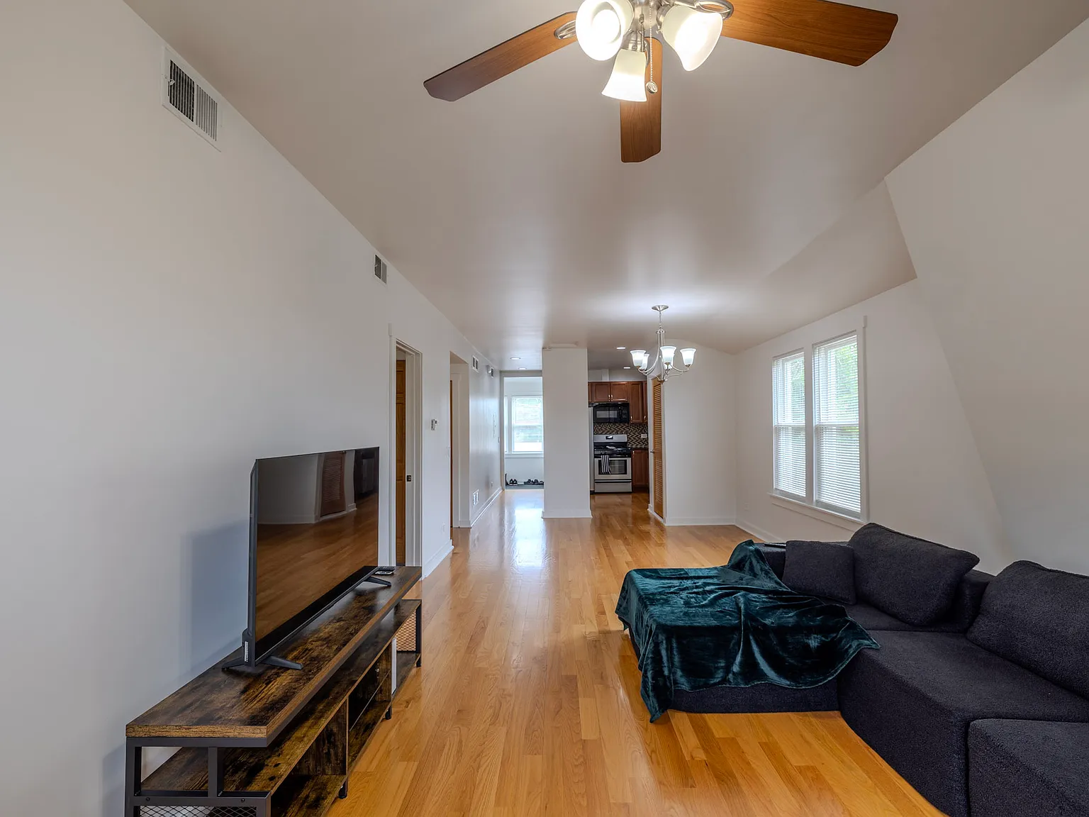 2 bed, 900 sqft, $2,000 — Photo 3