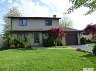 9 Oxford Rd, Massapequa, NY 11758