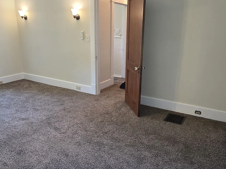 2201 Bashford Manor Ln — Photo 32