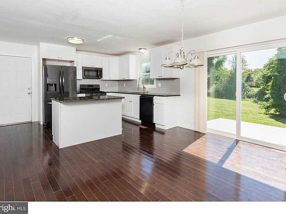 3rd image of 118 Huntington Cir