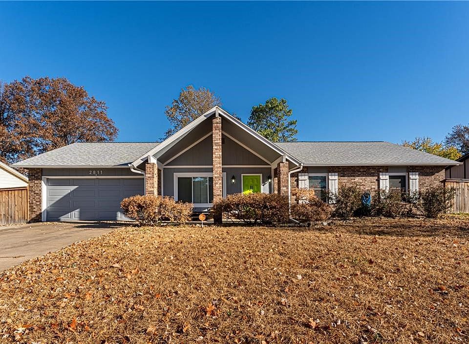 1st image of 2811 W Parkwood Dr