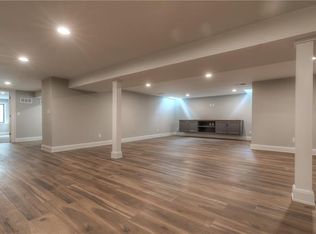 9724 Wenonga Ln, Leawood, KS 66206