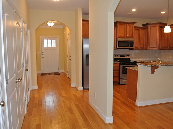 3rd image of 110 Parkview Dr