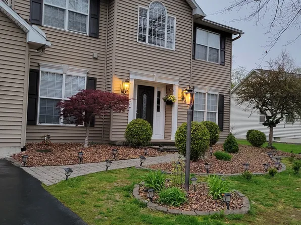 7224 Moss Creek Cir, Liverpool, NY 13090