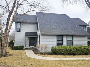 748 Chandler Rd, Gurnee, IL 60031