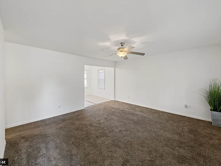 2828 Eleanor St — Photo 3
