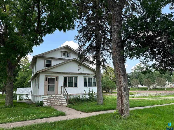 108 NW 4th St, Madison, SD 57042