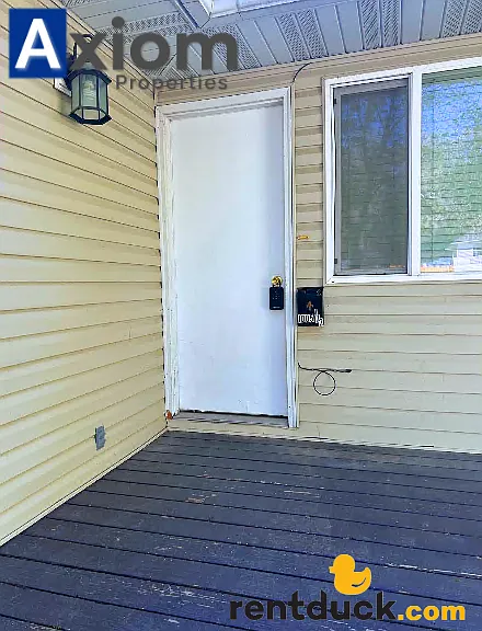 1005 1/2 Park Ln — Photo 2
