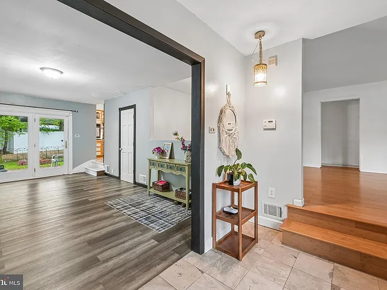 410 Narragansett Dr — Photo 3