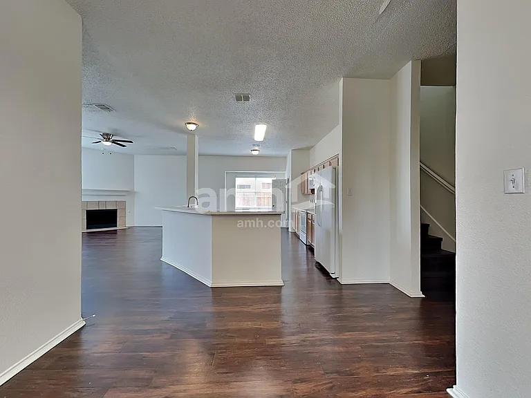 300 Trailwood Dr — Photo 8