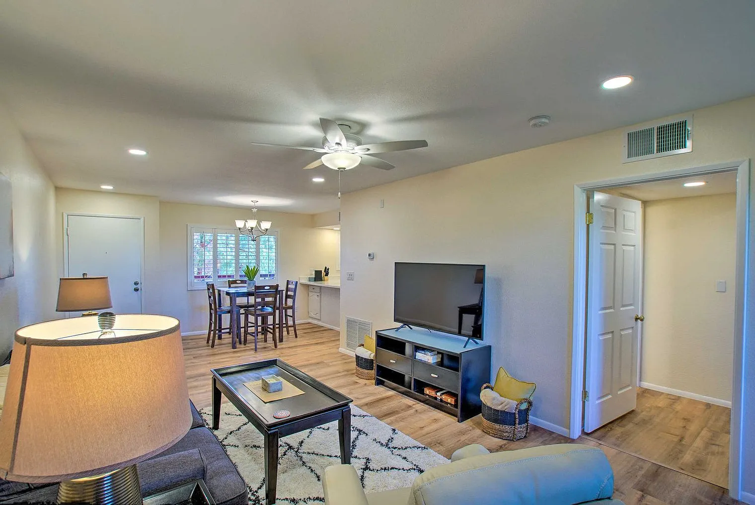 1 bed, 1.0 bath, 979 sqft, $2,161 — Photo 2