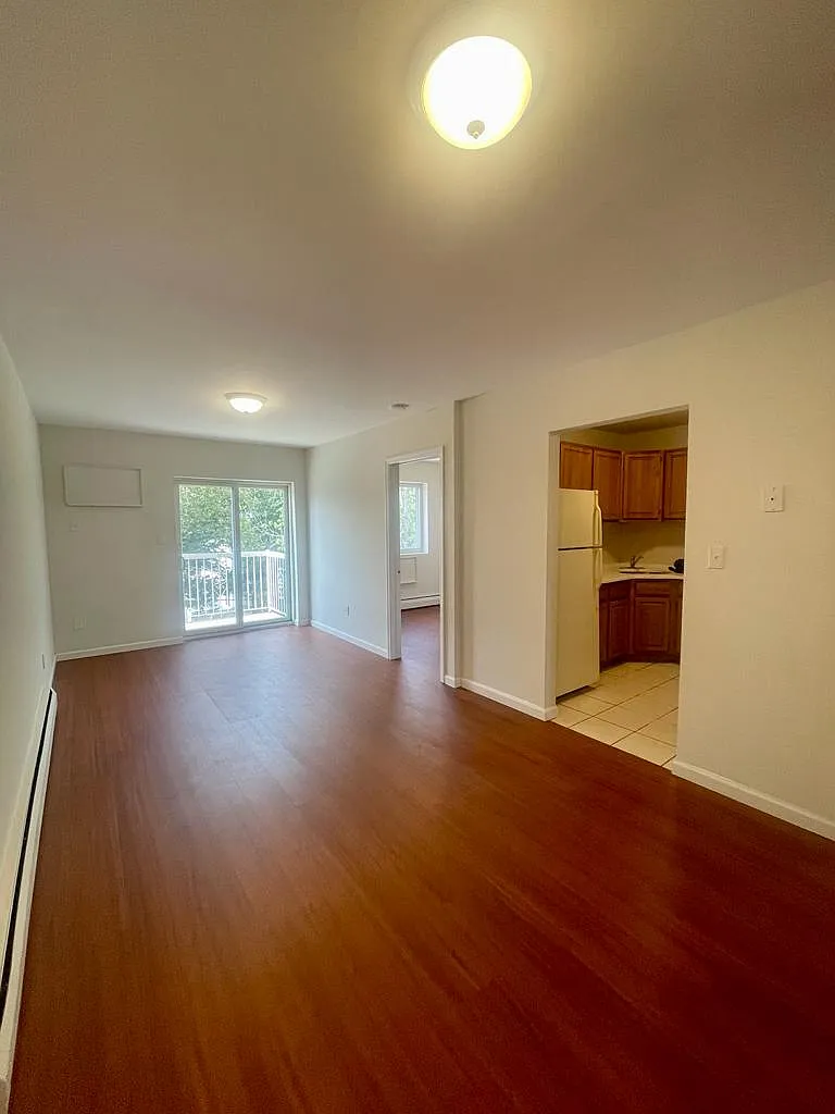 3 bed, 1600 sqft, $3,350 — Photo 2