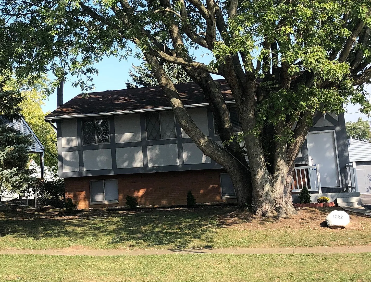 1022 Holly Hill Dr photo 1
