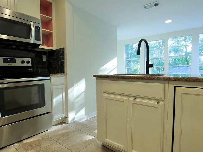1554 Geraldine Dr — Photo 9