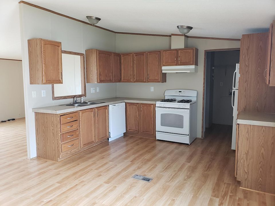KITCHEN/LAUNDRY ROOM